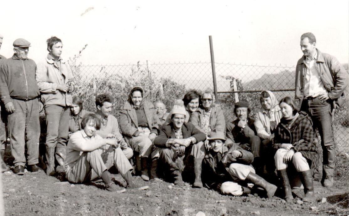 Ivan Váňa vpravo - se spolupracovníky po sklizni v Chrámcích  v roce 1972