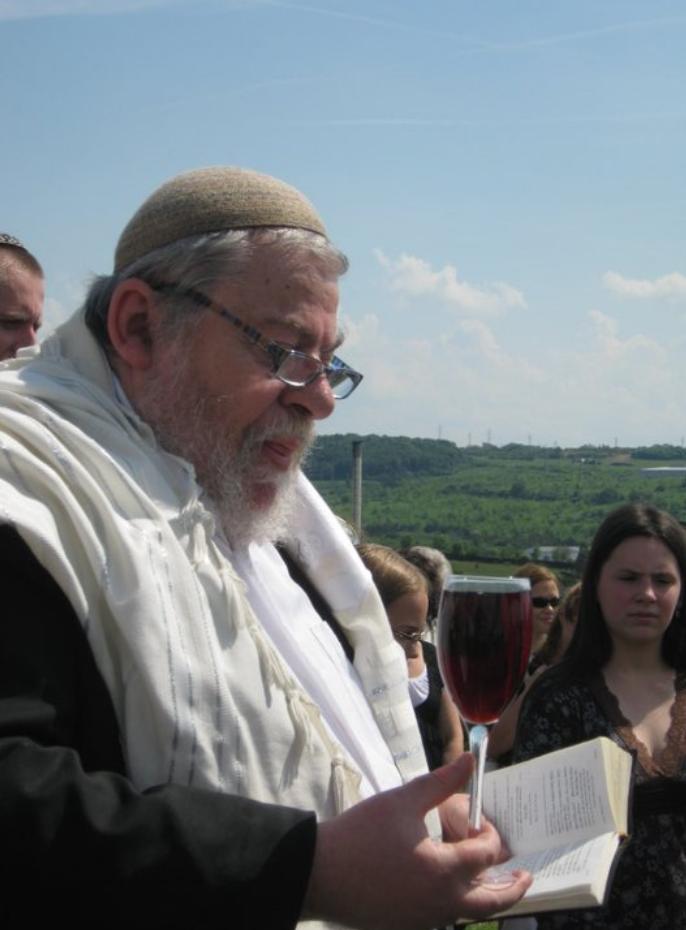 Rabín Efrajim Karol Sidon na vinici v Mostě v roce 2011